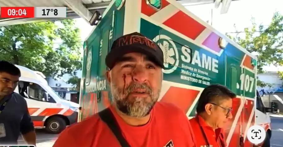 El camar�grafo Facundo Tedeschini cuando era trasladado al hospital Ramos Mej�a tras ser detenido.