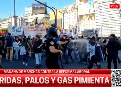 La polic�a empuja y reprime a los manifestantes