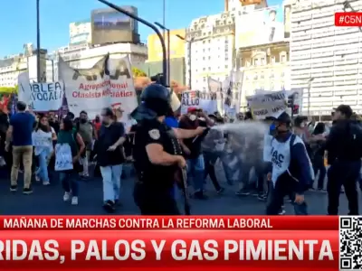 La polic�a empuja y reprime a los manifestantes