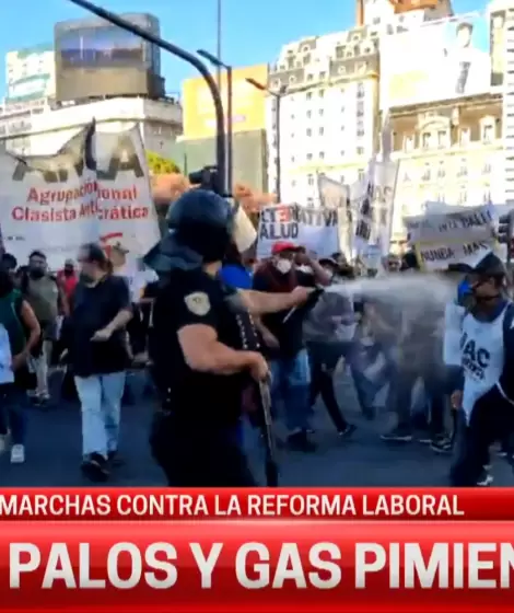 La polic�a empuja y reprime a los manifestantes