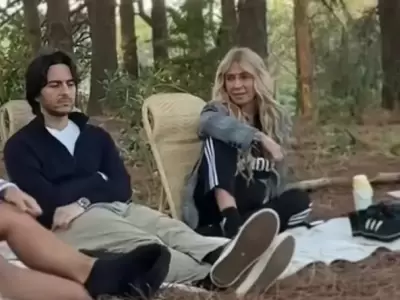 Cris Morena escuchando a sus j�venes talentos en el campamento de verano que organiz� en Punta del Este a s�lo 1500 d�lares por persona.