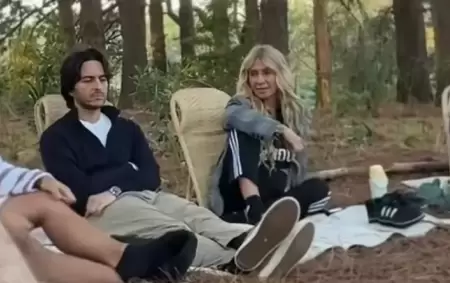 Cris Morena escuchando a sus j�venes talentos en el campamento de verano que organiz� en Punta del Este a s�lo 1500 d�lares por persona.