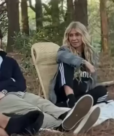 Cris Morena escuchando a sus j�venes talentos en el campamento de verano que organiz� en Punta del Este a s�lo 1500 d�lares por persona.