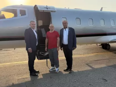 El prosecretario Luciano Nakis y el director de Protocolo Fernando Isla Casares, junto a Gallo