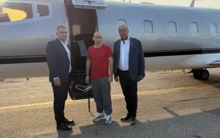 El prosecretario Luciano Nakis y el director de Protocolo Fernando Isla Casares, junto a Gallo