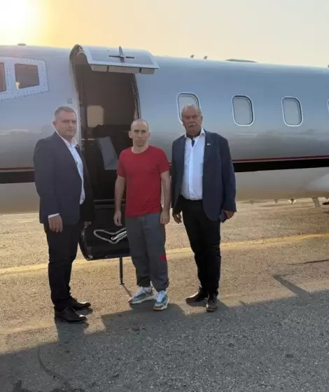 El prosecretario Luciano Nakis y el director de Protocolo Fernando Isla Casares, junto a Gallo