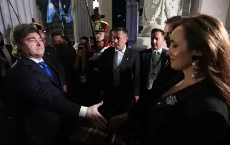 Javier Milei y su saludo a Victoria Villarruel en la previa a la apertura de sesiones del Congreso nacional.