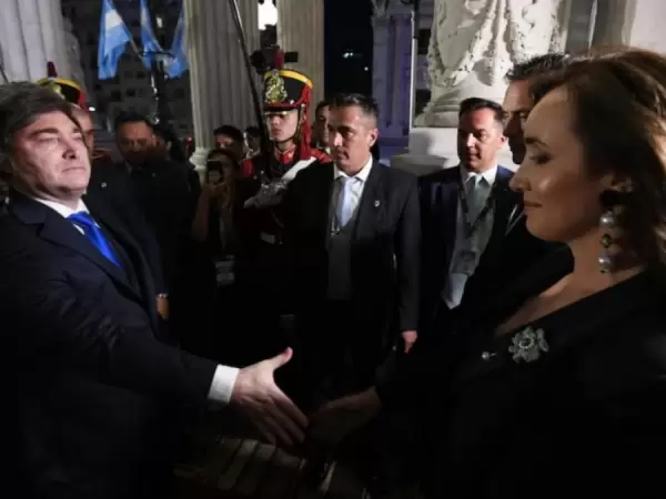 Javier Milei y su saludo a Victoria Villarruel en la previa a la apertura de sesiones del Congreso nacional.