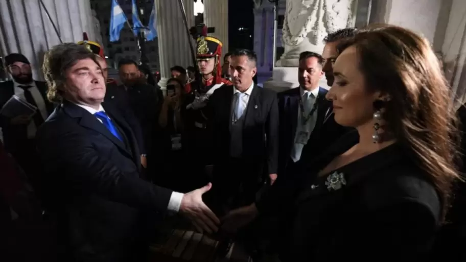 Javier Milei y su saludo a Victoria Villarruel en la previa a la apertura de sesiones del Congreso nacional.