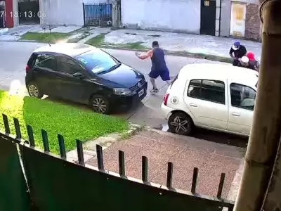 Le dispararon por la espalda a pesar de que ya les hab�a entregado su auto