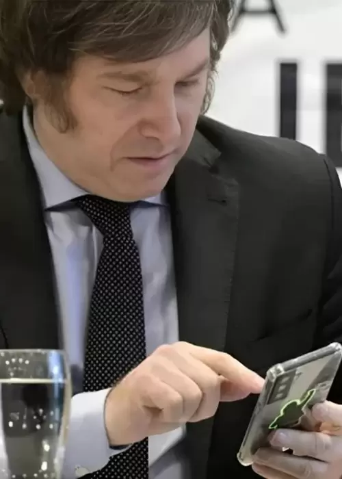 Detectaron en el tel�fono de Mauricio Novelli borradores del "acuerdo confidencial" que Javier Milei habr�a firmado con Hayden Davis