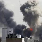 Drones, explosiones, fuego y amenazas: la guerra se desborda en Medio Oriente y el Golfo arde