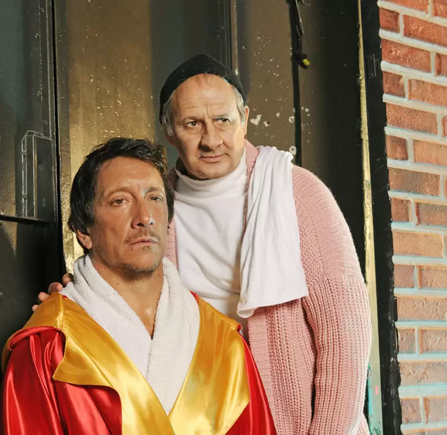 David Masajnik encarna a Mickey, el entrenador del boxeador