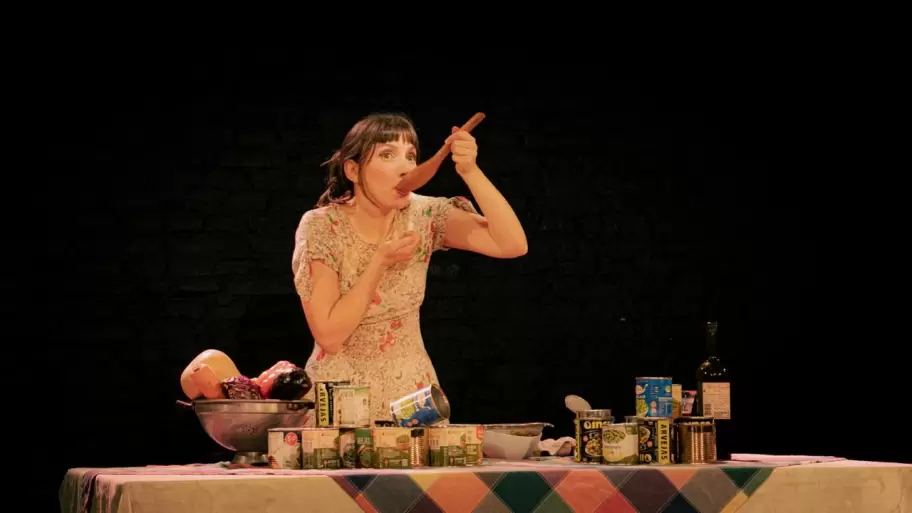 Tus buenas chauchas, un unipersonal íntimo protagonizado por Victoria Arrabaça.