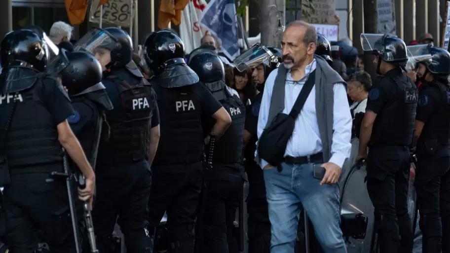 Fabi�n Waldman en una de sus tantas coberturas period�sticas