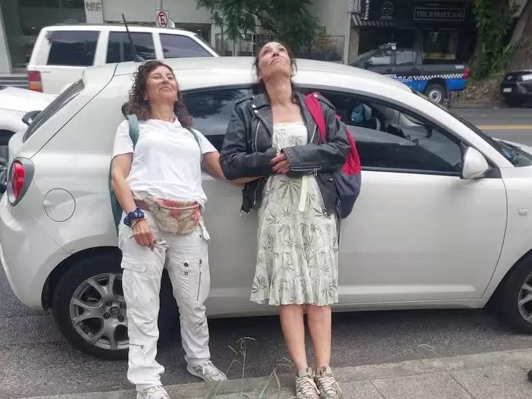 Ernestina Pais y las im�genes que aparecieron de ella apoyada en el auto que choc� en Vicente L�pez, tras negar el hecho.