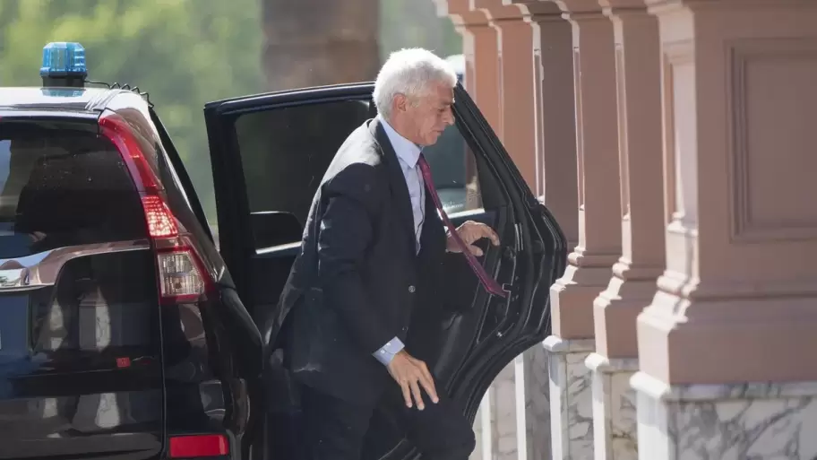 El ministro C�neo Libarona volvi� a insistir con su renuncia y se re�ne con el Presidente en Olivos