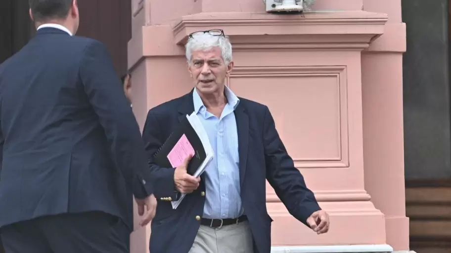 El ministro C�neo Libarona volvi� a insistir con su renuncia y se re�ne con el Presidente en Olivos