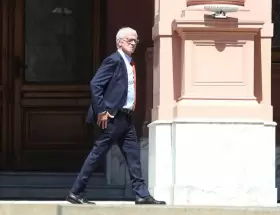El ministro C�neo Libarona volvi� a insistir con su renuncia y se re�ne con el Presidente en Olivos