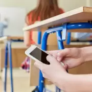 Chau celulares en el colegio: la dr�stica decisi�n que ya rige en toda la Provincia de Buenos Aires