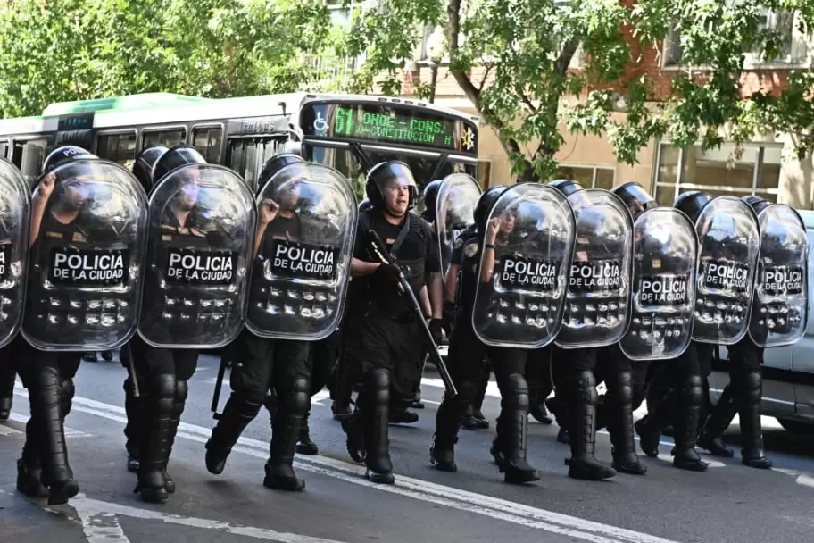 El fuerte operativo represivo de la Polic�a de la Ciudad contra la manifestaci�n contra el cierre de Fate.