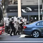 Fuerte represi�n a los despedidos de Fate frente a la Secretar�a de Trabajo: "No van a poder con nosotros"