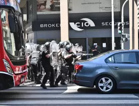El Metrob�s circulando y la Polic�a de la Ciudad reprimiendo a los trabajadores de Fate que imped�an la circulaci�n.