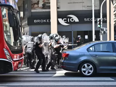 El Metrob�s circulando y la Polic�a de la Ciudad reprimiendo a los trabajadores de Fate que imped�an la circulaci�n.