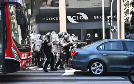 El Metrob�s circulando y la Polic�a de la Ciudad reprimiendo a los trabajadores de Fate que imped�an la circulaci�n.
