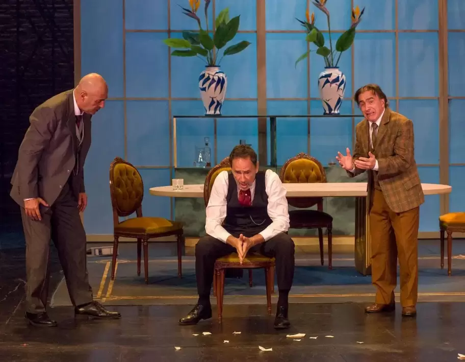 Los pilares de la sociedad en el Teatro Alvear.