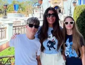 Flor de la V junto a sus hijos Isabella y Paul