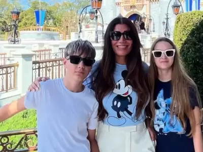 Flor de la V junto a sus hijos Isabella y Paul