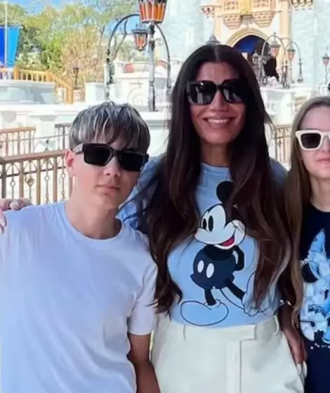 Flor de la V junto a sus hijos Isabella y Paul