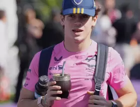 Franco Colapinto enoloqueci� al p�blico argentino, al llegar a Melbourne con una gorra de Boca Juniors y un mate en la mano.