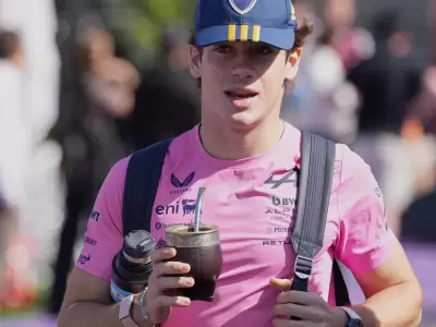 Franco Colapinto enoloqueci� al p�blico argentino, al llegar a Melbourne con una gorra de Boca Juniors y un mate en la mano.