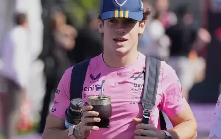 Franco Colapinto enoloqueci� al p�blico argentino, al llegar a Melbourne con una gorra de Boca Juniors y un mate en la mano.