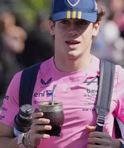 Franco Colapinto enoloqueci� al p�blico argentino, al llegar a Melbourne con una gorra de Boca Juniors y un mate en la mano.