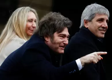 Luis Caputo junto a Karina y Javier Milei