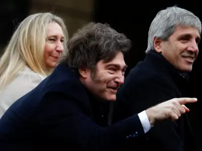 Luis Caputo junto a Karina y Javier Milei