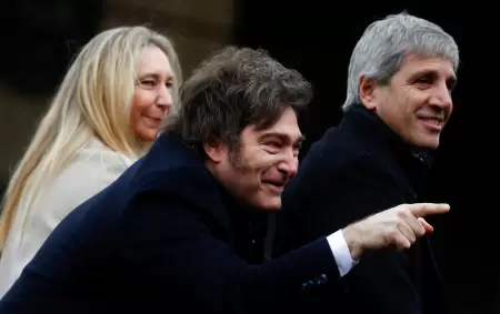 Luis Caputo junto a Karina y Javier Milei