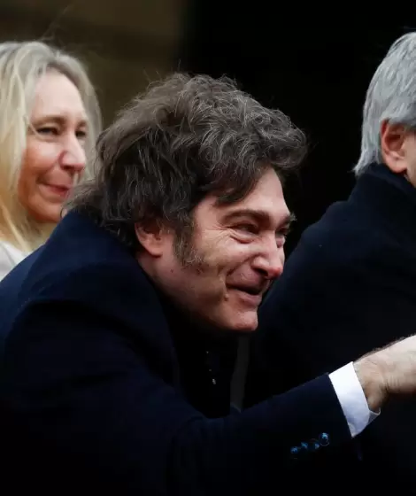 Luis Caputo junto a Karina y Javier Milei