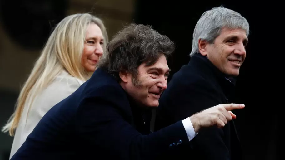 Luis Caputo junto a Karina y Javier Milei