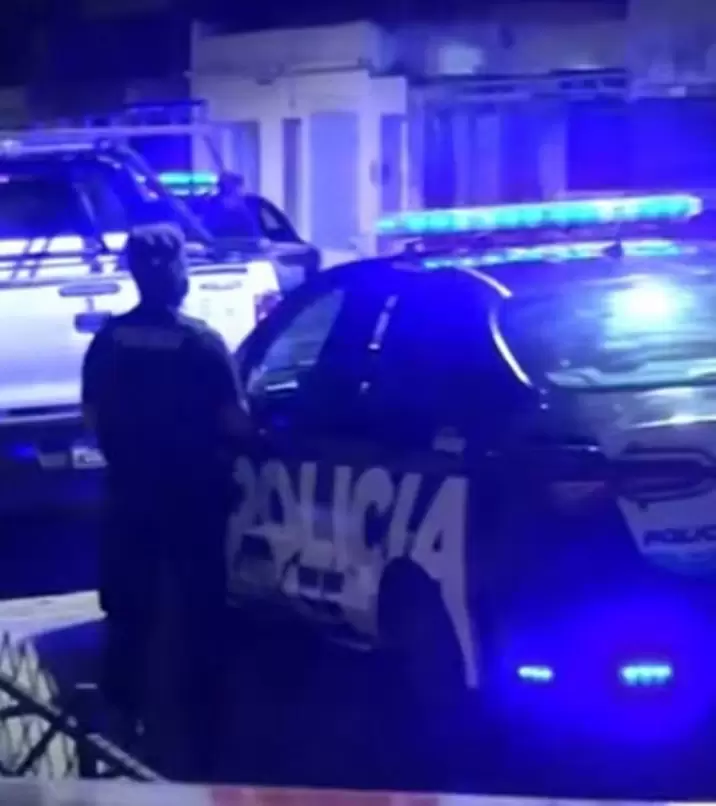 La Polic�a detuvo a cuatro personas y secuestr� armas y un auto presuntamente involucrado.