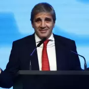 Caputo pidi� a los argentinos que saquen los d�lares del colch�n mientras dos tercios de sus verdes est�n en el exterior