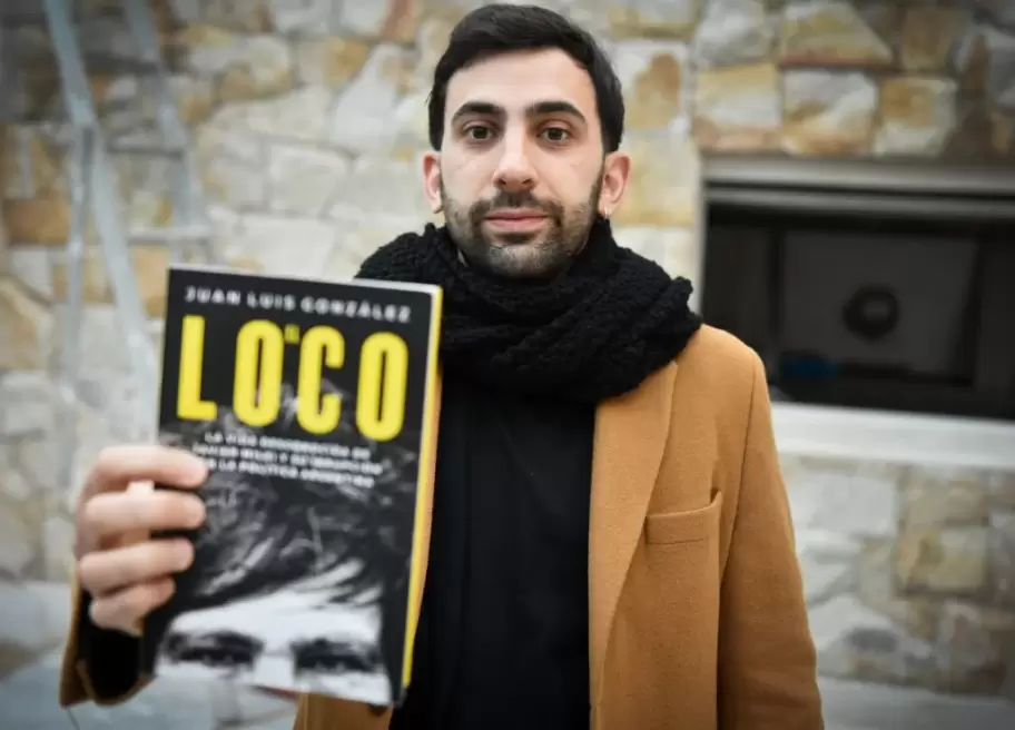 El periodista Juan Luis Gonz�lez con la biograf�a de Javier Milei que titul� "El loco".