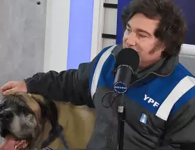 Milei cuando asisti� con uno de los clones de Conan al streaming Neura.