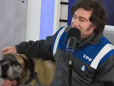 Milei cuando asisti� con uno de los clones de Conan al streaming Neura.