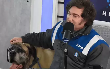 Milei cuando asisti� con uno de los clones de Conan al streaming Neura.
