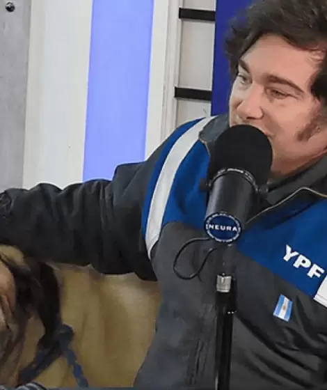 Milei cuando asisti� con uno de los clones de Conan al streaming Neura.