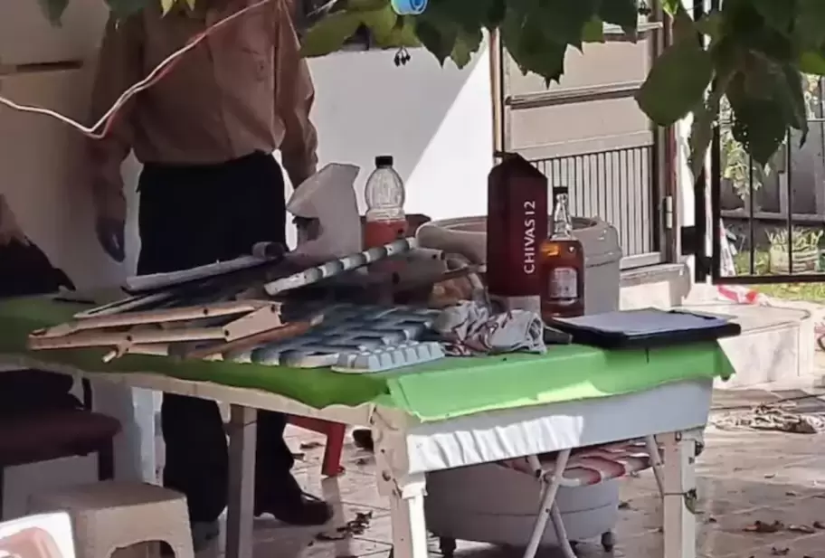 Esper� a la polic�a en la galer�a de su casa con un vaso de whisky en la mano.